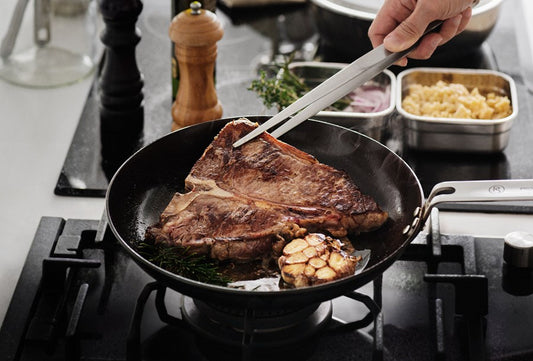 Kolstålspanna 24cm - pincett på köpet