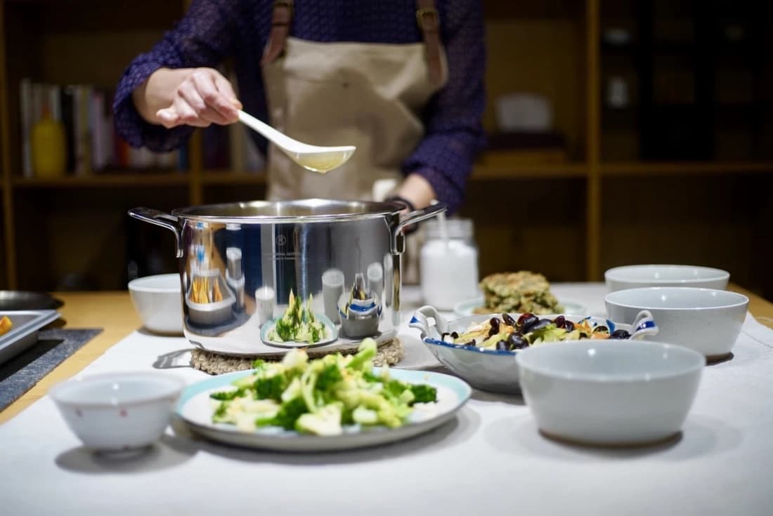 Stor kastrull på bord
